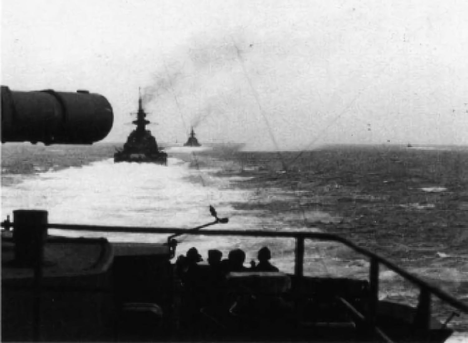 Foto tomada desde el “Prinz Eugen”, lidera el “Scharnorst”, seguido por el “Gneisenau”.